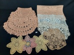 Lote 10 Paninhos Variados em Croche coloridos. Medida: maior 39 cm x 1,30 caminho de mesa e menor 17 cm