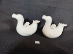 Par de Galhetas em Porcelana Branca representando Pato. Medida 11 cm x 13 cm com bicado em 1 das tampas