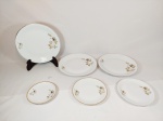 Parte Aparelho sendo 3 pratos rasos,2 Pratos de Sobremesa e 1 Pires em porcelana Renner decorado flores e Ouro Medida raso 25 cm , sobremesa 17,5 cm e pires 14 cm . com desgastes