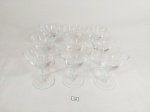 Jogo de 9 taças de Vinho branco em vidro translucido pé disco Medida: 11 cm x 8 cm