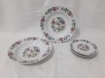 Jogo de 2 pratos fundos e 4 pratos de sobremesa em porcelana Emano floral. Medindo os pratos fundos 23,5cm de diâmetro.