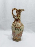 Linda jarra bojuda em porcelana oriental com pintura em relevo. Medindo 33cm de altura.