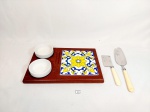 Tabua de Frios de madeira com azulejo com faca de queijo e espatula. azulejo apresenta trincado. Medida: tabua 30 cm x 20 cm , espatula 25 cm e faca 17 cm