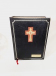 Rara Biblia comemorativa da visita do papa João Paulo II 1980. Medida: 28,5 cm x 21 cm x 9 cm