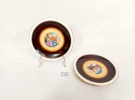 2  pratos  decorativo  Pires em porcelana Polonesa com cenas galantes Marrom. medida 12,5 cm
