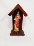 Oratório Capelinha em Madeira com Santa em estuque pintada. apresenta restauro pescoço e perdas. Medida: oratório 27 cm x 16 cm santa 22 cm altura