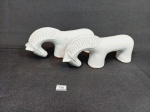 2   Enfeites esculturas  representando cavalos em Cerâmica Vitrificada. Medida: 18 cm comprimento