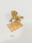 Escultura representando cavalo em bronze sob base resina. Medida: 15 cm x 12 cm x 9 cm