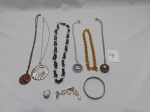 Lote de bijuterias diversas. Composto de colares, pulseiras, etc.