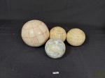 4 Esferas Decorativas sendo 1 Madreperola e 3 filetes osso . Medida: 11 cm e 7 cm