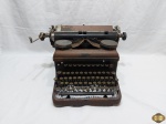Antiga e rara maquina de escrever da marca Royal. Necessitando de limpeza.