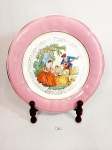 Prato Decorativo em Porcelana Nadir com Cenas Galantes Borda rosa. apresenta fio cabelo atras .Medida:30,5 cm diametro