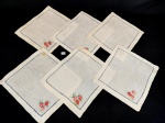 Jogo de 6 guardanapos algodão borado com ponto Cruz. apresenta marcas uso Medida: 20 cm x 22 cm