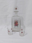 Garrafa licoreira com 2 copinhos em vidro pintado à mão. Medindo a garrafa 29cm de altura com tampa.