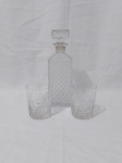 Garrafa licoreira em vidro moldado com 2 copinhos em cristal lapidado. Medindo a garrafa 25cm de altura com tampa.