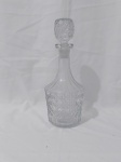 Garrafa licoreira em demi cristal, dito vidrão ricamente lapidado. Medindo 26cm de altura com tampa.