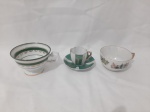 Lote de 3 xícaras decorativas em porcelana, sendo duas de chá e uma de café.