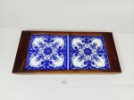 Bandeja decorada com azulejos tonalidade azul e braneca  e moldura em madeira. meddia 37 cm x17 cm