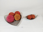 2  Enfeites de mesa com  suporte em aço polido e esferas de sementes. medida 30 cm x 11 cm e menor 29 cm