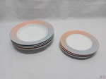 Jogo de 7 pratos em porcelana Schmidt com estampa rosa e azul. Medindo 4 fundos 23,5cm de diâmetro e 3 de sobremesa 19,5cm de diâmetro. Sendo um prato de sobremesa com leve bicado.