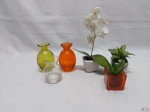Lote decorativo, composto de 3 vasos bojudos e 3 arranjos com flores artificiais. Medindo o vaso bojuda colorido 10,5cm de altura.