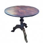 Antiga mesa lateral de apoio em madeira nobre , tampo redondo e base trípode. Med. 70 cm diam x 67 cm alt