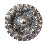 Medalhão em prata de lei repuxada e cinzelada , contraste Porto Coroa. Peso. 678 g . Med. 31 cm diam