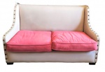 Sofá para 2 lugares estofado em couro com almofadas em tecido e decorado com tachões em toda volta, marcas de uso , no estado. Med. 1,36 x 76 x 80 cm alt (retirada em Copacabana)