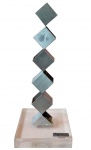 Roberto Moriconi: Escultura miniatura em alumínio e base em acrílico. Med. 30 cm alt  e 14 x 15 cm (base )