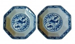 Par de pratos em porcelana chinesa azul e branco de forma hexagonal . Med. 18 x 18 cm