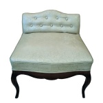 Graciosa cadeira de calçar estofada em couro e encosto em captonê. Med. 62 x 50 x 60 cm alt