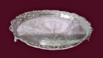Salva em prata de lei brasileira contrastada , forma redonda , com grades fenestradas e fundo cinzelado . Peso. 649 gr Med. 27 cm diam
