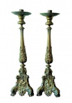 Arte Sacra : Par de excepcionais tocheiros de altar em bronze finamente cinzelados. séc XIX. Med. 73 cm alt