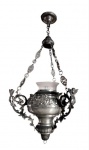 Belo lampadário em metal espessurado a prata. Med. 90 cm alt