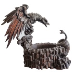 Excepcional escultura executada em madeira com representação de águia em ataque a cobra. Escultura hiperrealista , podendo ser usada como centro de mesa e floreira , assinada porem não identificada. Med. 90 x 35 x 70 cm alt