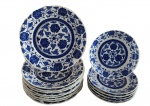 Parte de serviço de jantar em porcelana alemã , marca Polovi , constando de : 9 pratos rasos (25 cm diam) e 8 pratos de sobremesa (1 prato no estado).Total: 17 peças