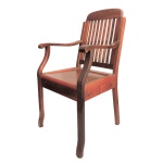 Linda cadeira com braços em madeira nobre  , assento reto em madeira e encosto vasado com ripas , design dos anos 40 . Med. 55 x 43 x 1,00 m alt (retirada no Bairro de Fátima , centro RJ)