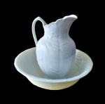 Belo gomil (jarro e bacia) em porcelana inglesa marca "J&G Meakin" England , na cor branca com decoração de flores de trigo em relevo , em perfeito estado. Med. 40 x 12 cm alt (bacia) e 32 cm alt (jarra)