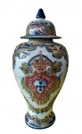 Belo potiche com tampa em cerâmica portuguesa , marcado na base F.CA SANTANA , Made in Portugal 1965 . Apresenta pequenos defeitos na tampa e na base . Med. 40 cm alt