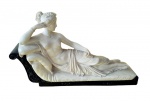 Bela escultura em material sintético , representando Paulina Borghese . Med. 35 x 10 x 20 cm alt