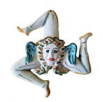 Bela e decorativa "Trinacria" em ceramica italiana marca Vinci , com pequeno defeito . Med. 14 x 14 cm