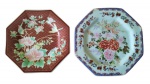 Dois decorativos pratos em porcelana chinesa com decoração floral , marcas na base. Med. 18 x 18 cm (maior)