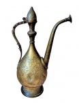 Bule oriental em bronze cinzelado e dourado , de origem marroquina . Med. 40 cm alt x 24 cm larg