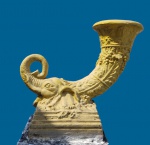 Elemento decorativo em argamassa pintada na cor amarela representando Cornucópia com figura de elefante. Med. 40 x 20 x 34 cm alt  (a peça está chumbada , retirada por conta do arrematante em Copacabana)