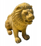 Elemento decorativo em argamassa pintada na cor amarela representando Leão sentado. Med. 70 x 27 x 50 cm alt (a peça está chumbada , retirada por conta do arrematante em Copacabana)
