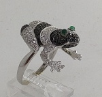 Elegante anel em ouro branco 18 k , "sapo", com diamantes brancos e escuros e olhos em pedra verde ,Peso 7,7 gr  Aro 19