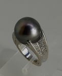 NATAN : Belo e elegante anel em ouro branco 18 k com pérola negra de 15 mm e diamantes de aprox. 0,80 ct , com contrastes 750 e da grife "Natan". Peso 14,2 gr , aro 15,5