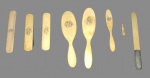 Belo conjunto para toucador em marfim com 8 peças e monogramado . Med. 23 cm (maior)