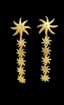 Par de delicados brincos em ouro amarelo 18 k 750 em forma de estrelas marinhas articulados , sendo um grande com pequeno diamante ao centro e 4 menores , sendo 3 com diamantes. Peso 10,5 gr . Med. 5,5 cm
