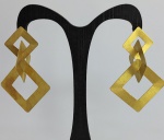 Par de elegantes brincos em ouro amarelo 18 k 750 com acabamento escovado de moderno design . Peso 12,5 gr  Med. 6 x 4 cm